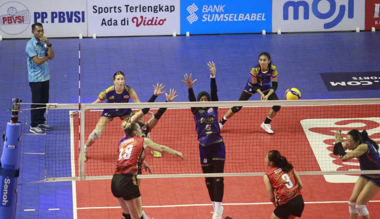 Pemain Jakarta Popsivo Polwan, Madison Kingdon (kiri) melepaskan spike yang berusaha diblok dua pemain Jakarta Livin' Mandiri, Putri Lestari (kanan) dan Naysilla Wiedy Kirana pada laga seri ketiga putaran pertama PLN Mobile Proliga 2024 di GOR PSCC, Palembang, Sumatera Selatan, Sabtu (11/5/2024). Jakarta Popsivo Polwan menang 3-0 (25-19, 25-21, 25-21). (Dok. PBVSI)