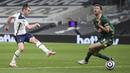 Penyerang Tottenham Hotspur, Gareth Bale, melepaskan tendangan saat melawan Sheffield United pada laga Liga Inggris di London, Minggu (2/5/2021). Tottenham menang dengan skor 4-0. (Nick Potts/Pool via AP)