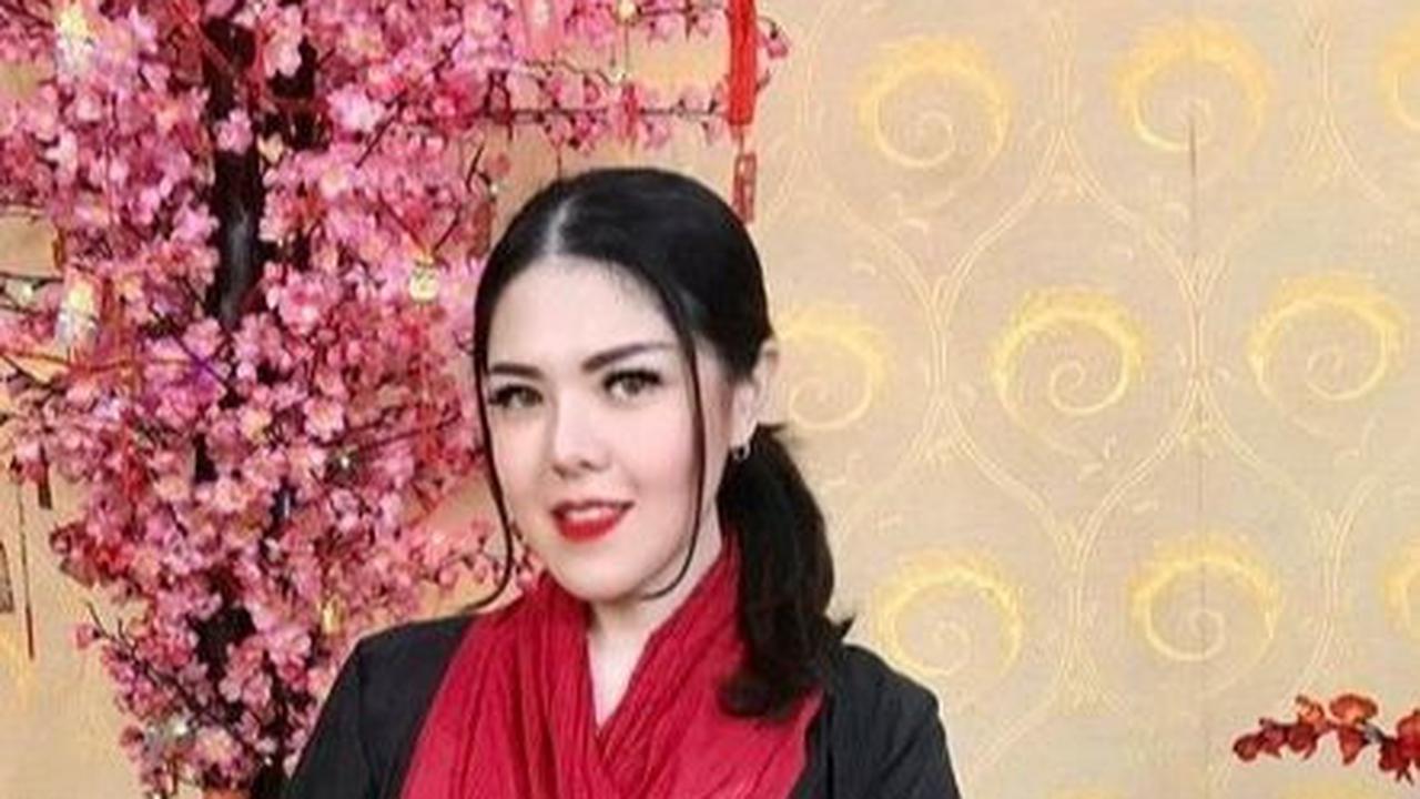 Dengan tambahan dekorasi serta aksen ukiran dari furniture-nya membuat setiap sudut rumah itu bisa dijadikan spot foto.