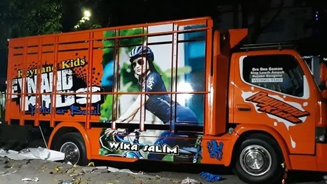 7 Potret Wika Salim Saat Hiasi Bak Truk Ini Jadi Perhatian