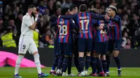 Para pemain Barcelona merayakan gol atas Real Madrid pada pertandingan sepak bola leg pertama semifinal Copa del Rey di Stadion Santiago Bernabeu, Madrid, Spanyol, 2 Maret 2023. Barcelona sukses megalahkan Real Madrid dengan skor 1-0 berkat gol bunuh diri Eder Militao. (AP Photo/Bernat Armangue)