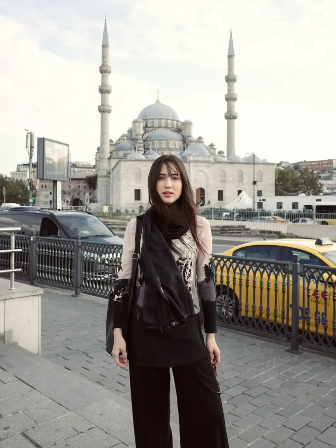Gaya Liburan Yasmin Napper di Turki, Kasual Elegan dengan Sentuhan Chic dengan Sweater