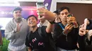 Shayne Pattynama foto bersama fans hadir di acara FC Mobile Ngabuburit 2026 di kawasan M Bloc, Kebayoran Baru, Jakarta Selatan, Sabtu (21/2/2026). (Bola.com/M Iqbal Ichsan)