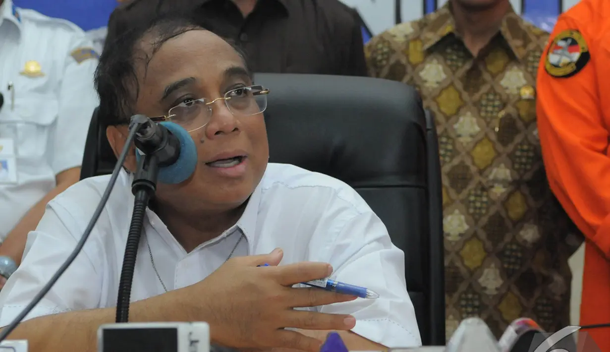 Menko Kemaritiman Indroyono Soesilo saat konferensi pers di Posko Evakuasi AirAsia, Pangkalan Bun, Kalteng, Rabu (7/1/2015). (Liputan6.com/Herman Zakharia)