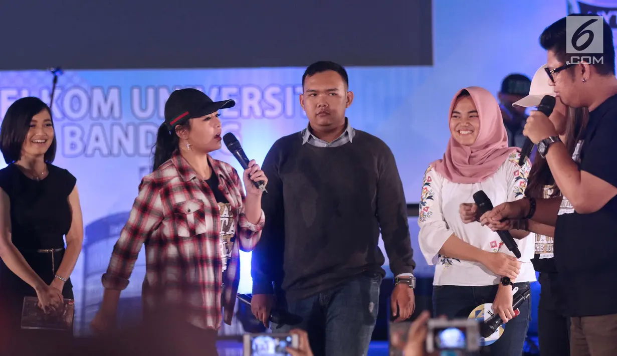 Pemeran film Surat Cinta untuk Starla beradu akting dengan para peserta Emtek Goes To Campus 2017 di Universitas Telkom, Bandung, Kamis (30/11). (Liputan6.com/Helmi Fithriansyah)