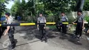 Sejumlah personel kepolisian melakukan penjagaan menuju Dermaga Wijayapura, Cilacap, Jateng, Rabu (27/7). Kepolisian Daerah Jawa Tengah menyiagakan 1450 personel untuk pengamanan eksekusi mati tahap III di Lapas Nusakambangan. (Liputan6.com/Helmi Afandi)