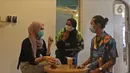 Barista berbincang dengan bahasa isyarat di Sunyi House of Coffee and Hope, Jakarta, Jumat (15/1/2021). Para baristanya merupakan teman difabel tunarungu. (Liputan6.com/Herman Zakharia)
