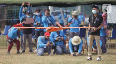 Peserta menerbangkan drone saat lomba drone KASAU CUP KASAU CUP 2020 di Lapangan Wisma Aldiron, Jakarta, Sabtu (12/9/2020). Lomba yang diselengarakan oleh TNI AU World Airsport Federation Federasi Aero Sport Indonesia memperebutkan piala Kasau Cup 2020 dengan lima kategori. (merdeka.com/Imam Buhori)