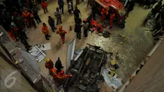 Sebuah mobil boks jatuh dari tempat parkir lantai 3 Pasar Cipulir, Kebayoran Lama, Jakarta, Selasa, (19/1/2016). Dua orang dikabarkan tewas dalam peristiwa tersebut. (Liputan6.com/Faisal R Syam)