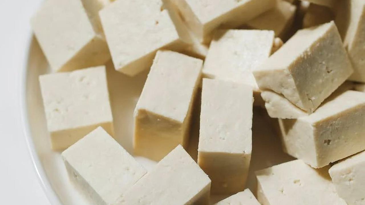 1. Tempe<br>Tempe, olahan kedelai fermentasi, mengandung 20,8 gram protein dalam 100 gram. Tempe juga menyediakan karbohidrat, serat, kalsium, vitamin B, dan zat besi