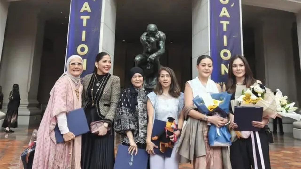 Tampilan Semi Formal Serba Hitam Wulan Guritno Hadir di Wisuda Putrinya yang Lulus SMP