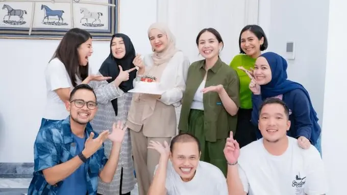 Zaskia Sungkar mendapat kejutan ulang tahun dari sahabat (credit: instagram/zaskiasungkar15)