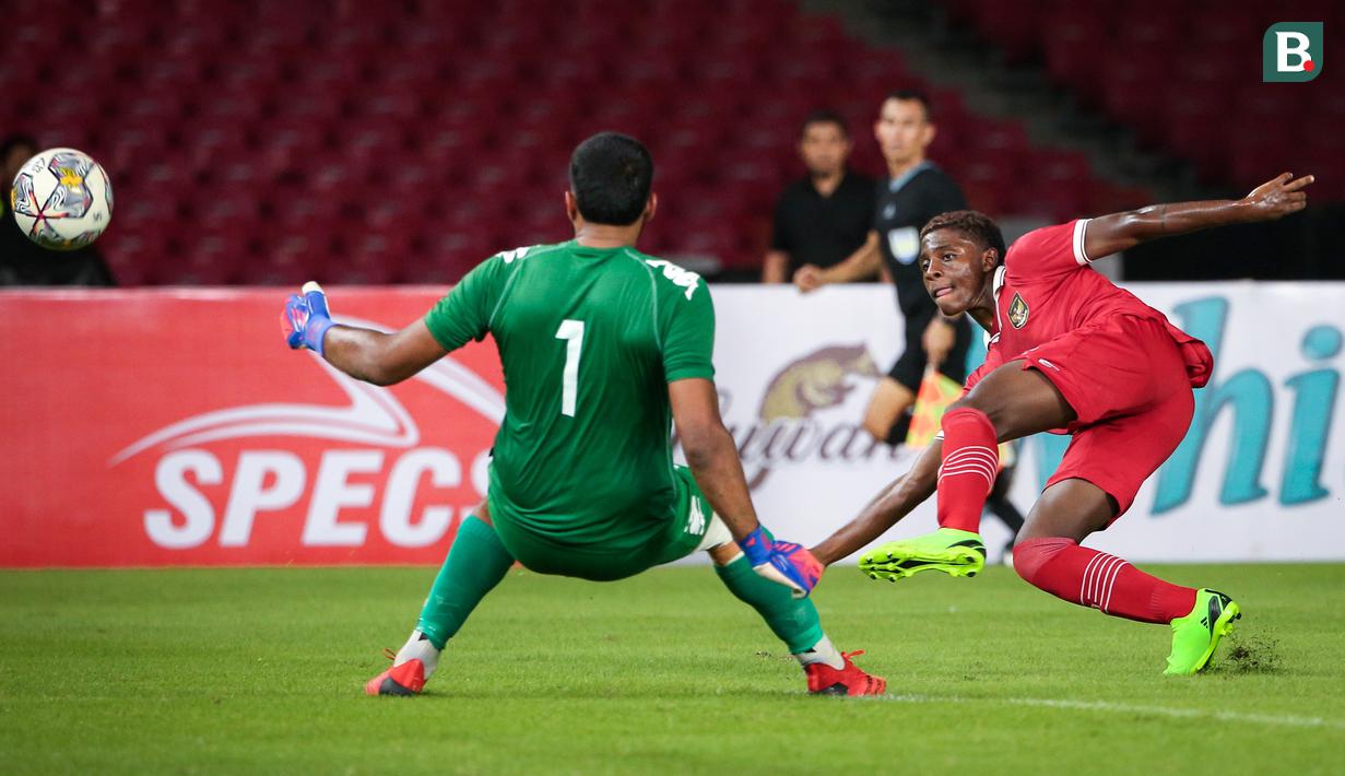 Pemain Timnas Indonesia U-20, Hugo Samir (kanan) berusaha mencetak gol ke gawang Timnas Fiji U-20 pada laga International Friendly Match U-20 di Stadion Utama Gelora Bung Karno (SUGBK), Jakarta, Jumat (17/02/2023). Timnas Indonesia U-20 menang dengan skor 4-0. (Bola.com/Bagaskara Lazuardi)