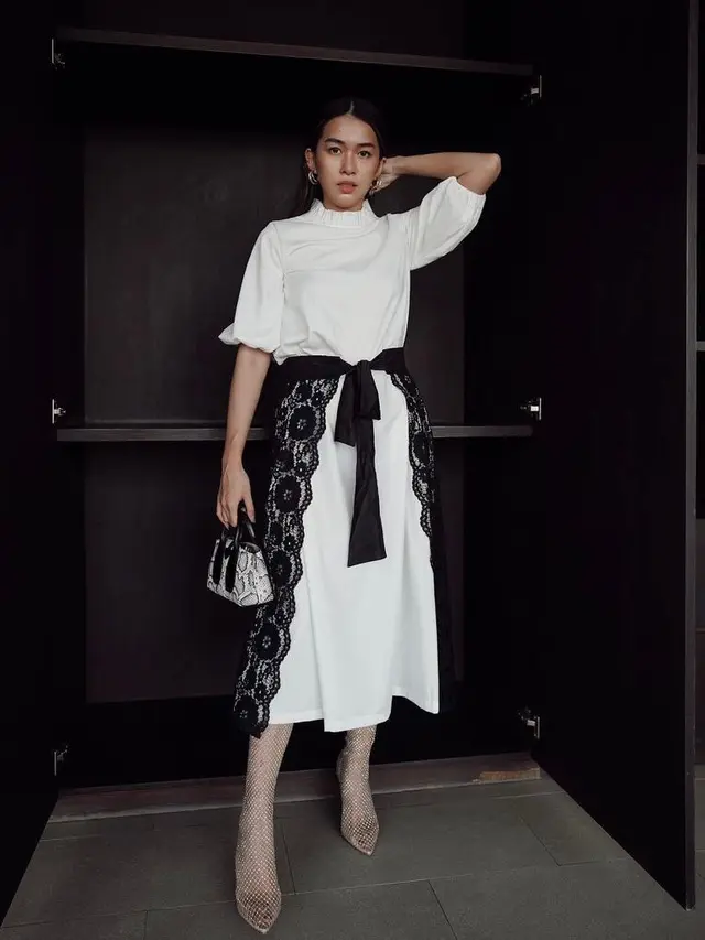 9 Inspirasi Gaya Busana Nuansa Monokrom untuk Pesta, Elegan dan Classy!