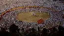 Orang-orang berkumpul di arena adu banteng pada hari terakhir Festival San Fermin di Pamplona, Spanyol, 14 Juli 2022. Ribuan orang dari seluruh dunia berduyun-duyun ke Pamplona selama sembilan hari setiap tahun untuk bersuka ria dalam pesta tanpa henti pada festival adu banteng yang ditangguhkan selama dua tahun terakhir karena pandemi virus corona COVID-19. (AP Photo/Alvaro Barrientos)