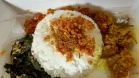 Nasi bogana ayam woku dari Nasi Ayam Bude Sari by Hangry. (Liputan6.com/Dinny Mutiah)