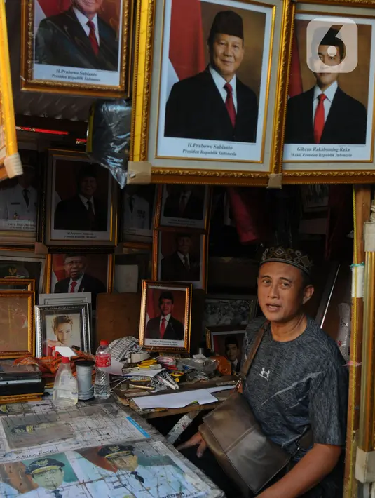 Pigura presiden dan wakil presiden ini ditujukan untuk keperluan atribut dinding ruang sekolah dan perkantoran. (merdeka.com/Imam Buhori)