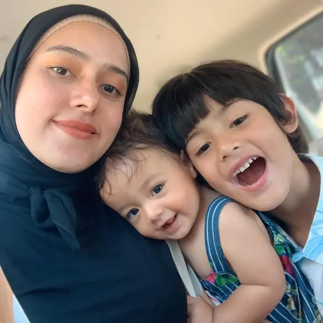 Hamil Anak Ketiga, Ini 6 Potret Fairuz A Rafiq saat Momong Dua Buah Hatinya