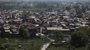 Seorang pria berjalan di jalan yang sepi selama penguncian di Srinagar, Kashmir yang dikuasai India (8/5/2020). Para ulama dan otoritas agama di bagian Kashmir India telah mendesak orang-orang untuk beribadah di dalam rumah mereka untuk mencegah penyebaran Covid-19 . (AP Photo/Mukhtar Khan)