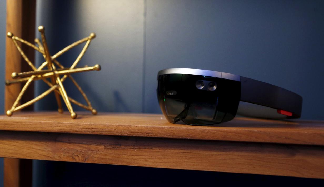 Microsoft HoloLens ditampilkan selama Microsoft Build 2016 Developers Conference di San Francisco, California (30/3). Microsoft juga mengumumkan Skype untuk HoloLens, memproyeksikan layar video 2D di udara. (REUTERS/Beck Diefenbach)