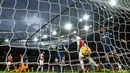 Proses terjadinya gol yang dicetak striker Arsenal, Alexandre Lacazette, ke gawang Fulham pada laga Premier League di Stadion Emirates, London, Selasa (1/1). Arsenal menang 5-1 atas Fulham. (AFP/Glyn Kirk)