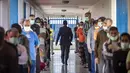 Para narapidana menunggu giliran untuk menerima vaksin Covid-19 AstraZeneca selama kampanye vaksinasi di penjara El-Arjate dekat ibu kota Rabat pada 26 Mei 2021. Sekitar 300 narapidana di penjara tersebut diberi vaksinasi COVID-19 sebagai upaya mengekang penyebaran corona di Maroko (FADEL SENNA/AFP)