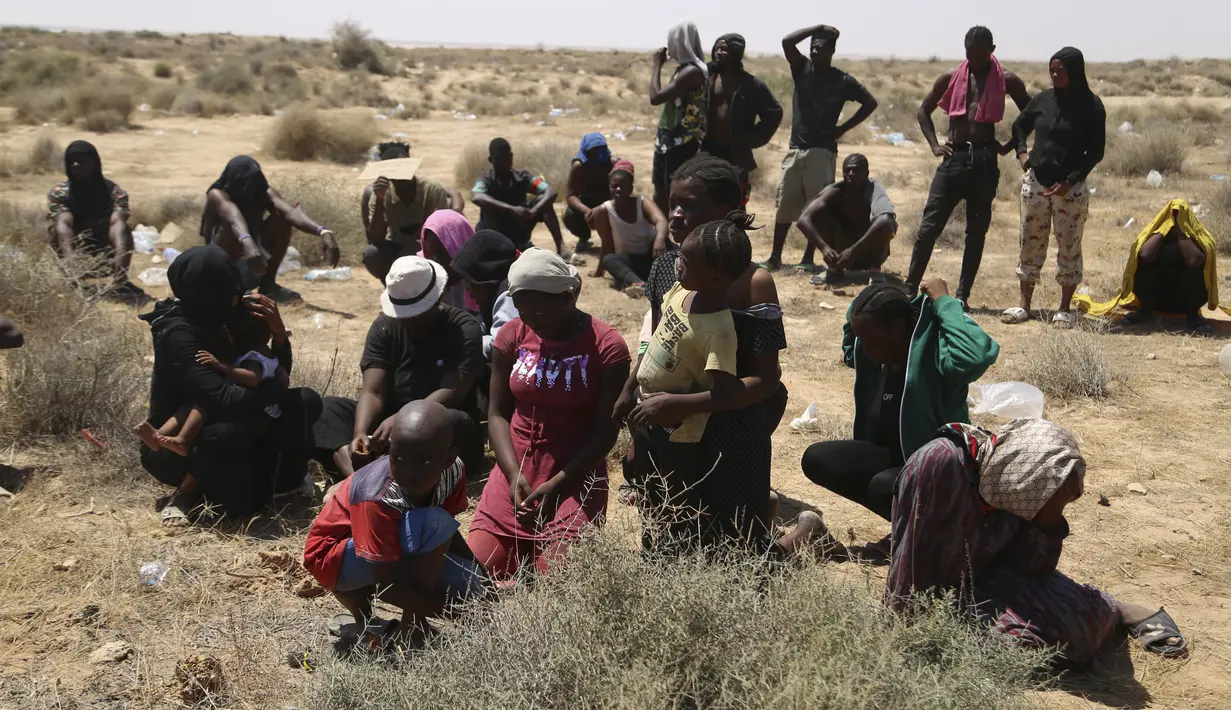 Pasukan keamanan Tunisia dilaporkan mengusir ratusan migran melintasi perbatasan ke Libya, di mana mereka terdampar dalam suhu musim panas yang terik tanpa air dan makanan sejak Juni. (AP Photo/Yousef Murad)