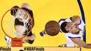 Matthew Dellavedova pebasket Cleveland Cavaliers (kiri) gagal menghadang upaya Stephen Curry pemain Golden State Warriors mencetak angka. (EPA/John G. Mabanglo)