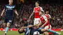 Bek Arsenal, Shkodran Mustafi, terjatuh saat berebut bola dengan pemain Middlesbrough pada laga Premier League di Stadion Emirates, London, Sabtu (22/10/2016). (Reuters/John Sibley)