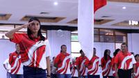 Atlet Loncat Jauh, Maria Londa memberi hormat kepada bendera Merah-Putih saat pengukuhan kontingen Indonesia untuk Olimpiade Rio 2016 di  di Kantor Kemenpora, Jakarta, Selasa (21/6/2016). (Bola.ccom/Nicklas Hanoatubun)