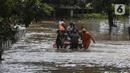 Petugas mengevakuasi warga yang terjebak banjir di kawasan Kemang, Jakarta, Sabtu (20/2/2021). Curah hujan yang tinggi menyebabkan kawasan tersebut terendam banjir setinggi orang dewasa. (Liputan6.com/Johan Tallo)