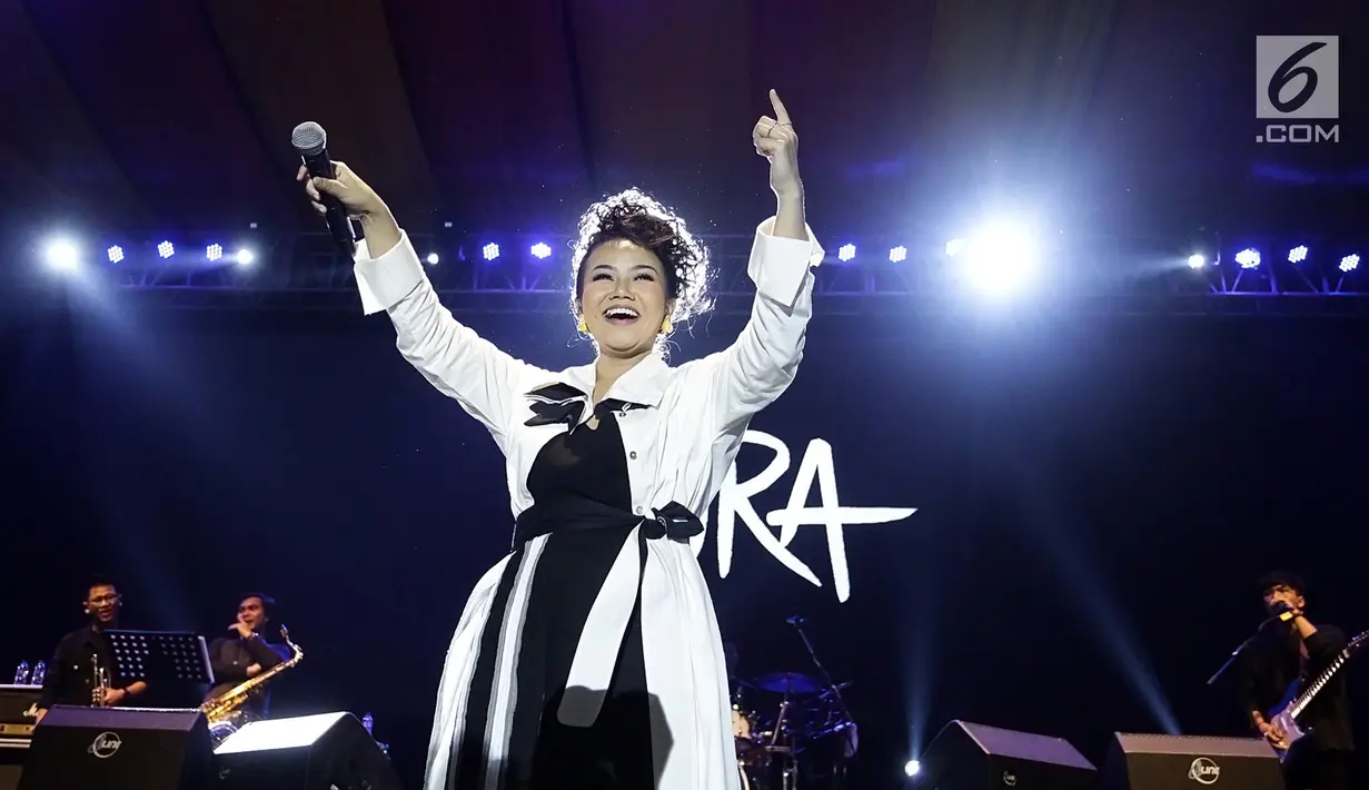 Yura Yunita saat tampil dalam acara Balkonjazz Festival 2019 di Balkondes Tuksono, Borobudur, Magelang, Jawa Tengah, Sabtu (14/9/2019). Yura tampil dengan membawakan sejumlah lagu hits miliknya. (Fimela.com/Bambang Ekaros Purnama)