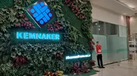 Menteri Ketenagakerjaan (Menaker) Yassierli menyinggung kehadiran patung yang mengenakan rompi oranye di lobi Kementerian Ketenagakerjaan saat konferensi pers OTT KPK yang menjerat pejabat Kemnaker. (Liputan6.com/Arief)