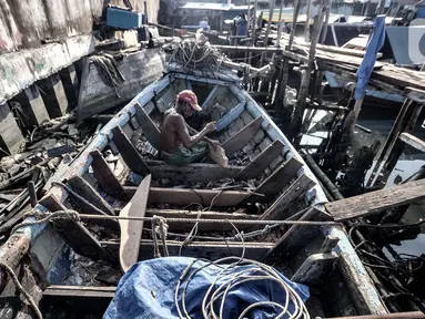 Syamsudin (71) saat menyelesaikan perbaikan kapal nelayan di kawasan Sunda Kelapa, Jakarta, Rabu (17/3/2021). 5 dekade sudah Syamsuddin menggeluti profesi sebagai pembuat kapal nelayan di Sunda Kelapa. (merdeka.com/Iqbal S. Nugroho)