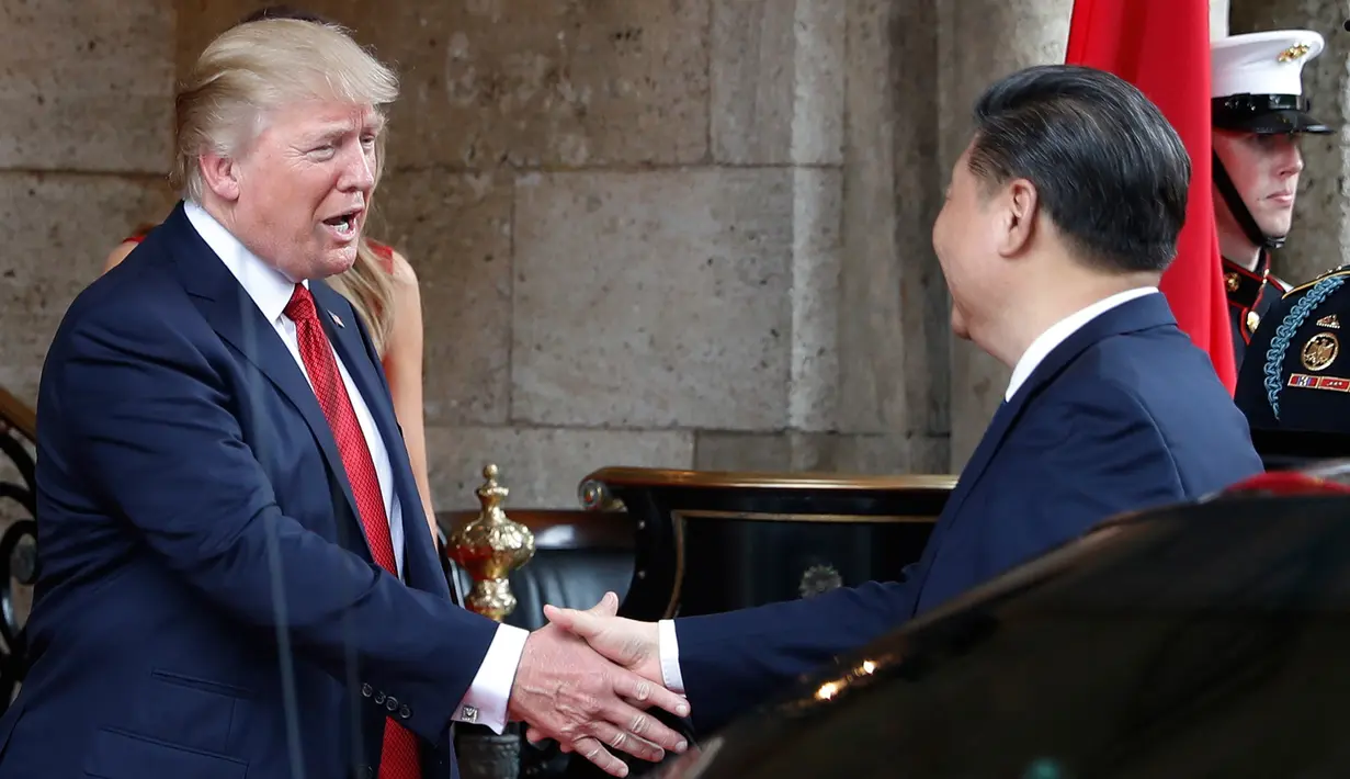Presiden AS, Donald Trump menyambut kedatangan Presiden China, Xi Jinping di resor Mar a Lago di Florida, Kamis (6/4).Pertemuan Trump dan Xi Jinping ini menjadi pertemuan pertama keduanya di tengah ketegangan yang meningkat di Asia (AP Photo/Alex Brandon)