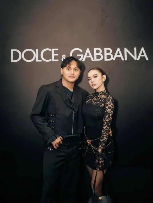 Rizky Febian kenakan ripped jacket berkerah yang lapisi kemeja hitam satin dan celana hitam [@mahaliniraharja]