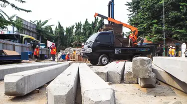  Pekerja sedang menyelesaikan pembuatan pondasi di Terminal Bis Rawamangun, Jakarta, Rabu (20/8/2014) (Liputan6.com/Faizal Fanani)