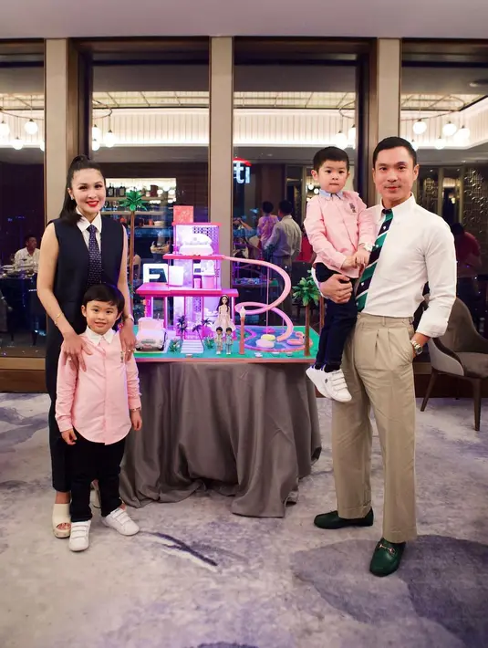 Kedua putra Sandra Dewi pun tampil kompak dengan kemeja pink dan celana hitam [@sandradewi88]