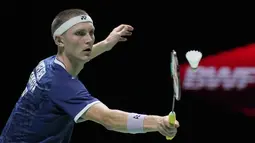 Akhir pertandingan yang berlangsung selama 46 menit itu mengantarkan Viktor Axelsen meraih hattrick juara di Indonesia Open 2023. (AP Photo/Dita Alangkara)