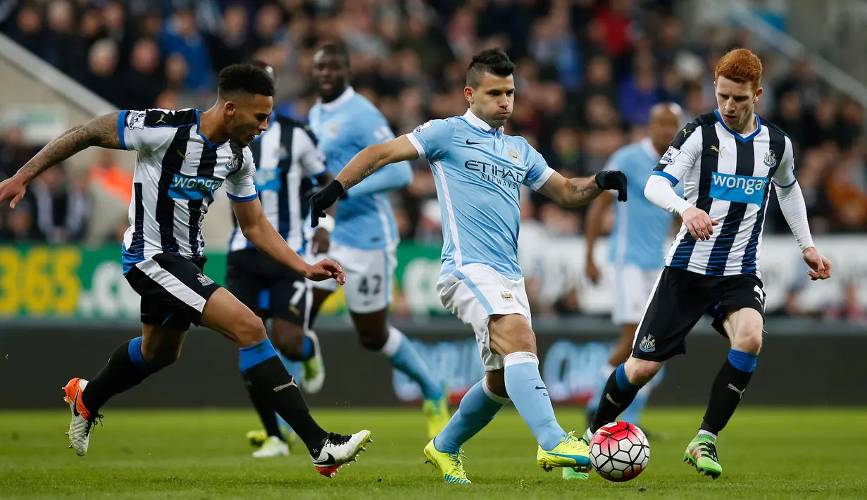Penyerang Manchester City, Sergio Aguero (kedua kanan) berusaha membawa bola melewati dua pemain Newcastle United pada lanjutan liga Inggris di St James 'Park (20/4). Newcastle bermain imbang lawan City dengan skor 1-1. (Reuters/Andrew Yates)