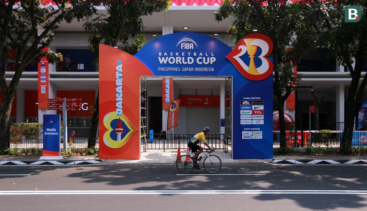 Suasana halaman depan Indonesia Arena, Senayan, Jakarta menjelang Piala Dunia FIBA 2023 pada Kamis (24/08/2023). (Bola.com/Bagaskara Lazuardi)
