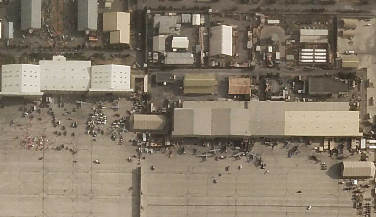Foto satelit Planet Labs Inc., kendaraan dan pesawat yang ditinggalkan di bandara internasional Kabul, Afghanistan (31/8/2021).  Para pemimpin Taliban berjanji untuk mengamankan negara itu, dengan cepat membuka kembali bandara dan memberikan amnesti kepada mantan lawan. (Planet Labs Inc. via AP)