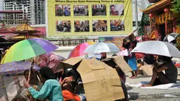 Pengemis saat memenuhi pelataran Vihara Dharma Bhakti untuk mendapatkan angpao, Jakarta, Minggu (7/2/2016). (Liputan6.com/Yoppy Renato)