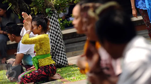 Nyepi, Umat Hindu Sembahyang di Pura Aditya Jaya