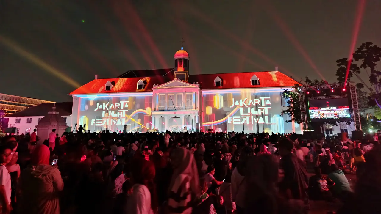 Pengelola Kawasan Kota Tua Jakarta menggelar Jakarta Light Festival untuk memeriahkan perayaan Tahun Baru Imlek 2026. (Liputan6/Rifqy Alief)