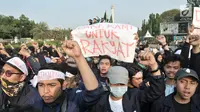 Mahasiswa gabungan se-Jabodetabek saat menggelar aksi unjuk rasa di depan Istana Merdeka, Jakarta, Selasa (16/7/2019). Dalam aksinya mereka mengecam pemerintah Jokowi atas hutang negara yang melonjak, politik dagang sapi, diskon pajak 300 persen, dan krisis penegakan HAM. (merdeka.com/Iqbal S. Nugro