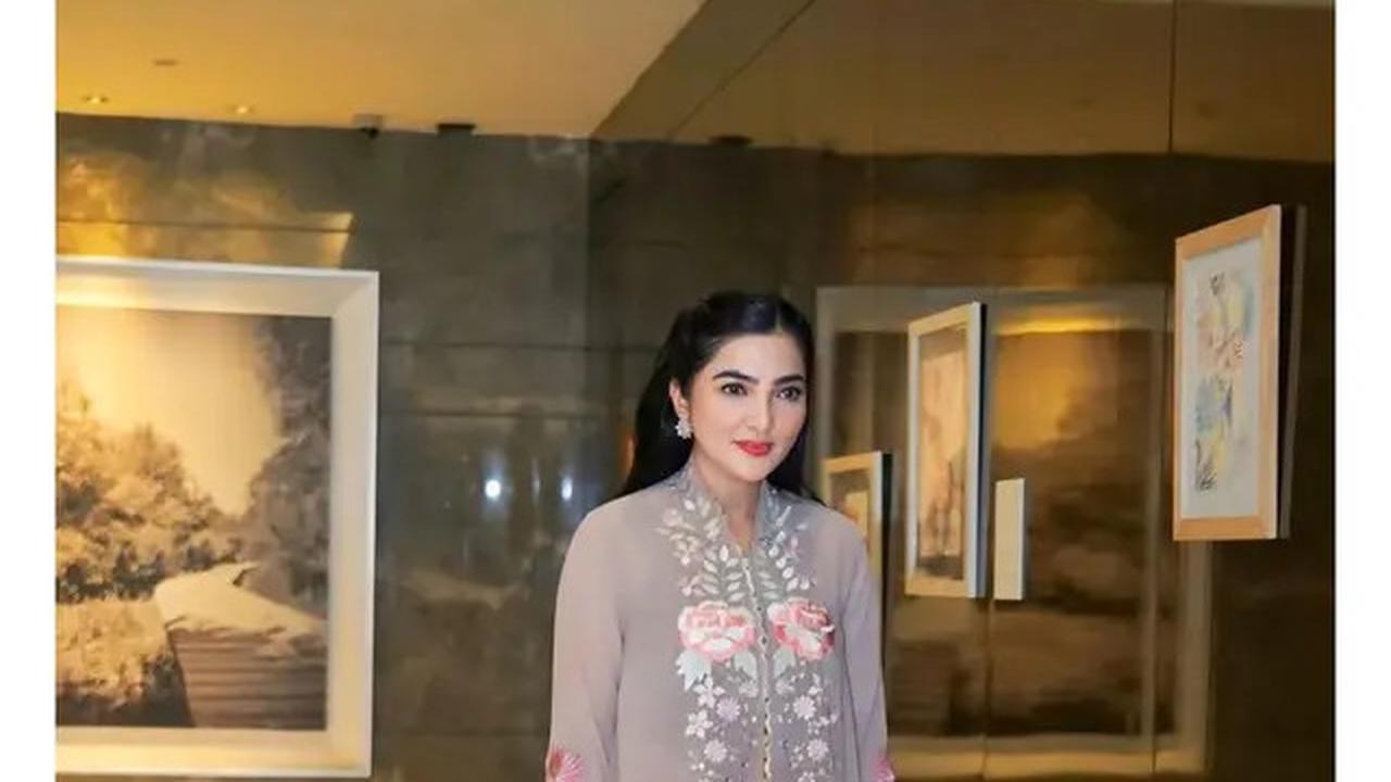 6 Potret Outfit Kebaya Ashanty di Kondangan Teman Kuliah, Inspirasi Gaya Elegan