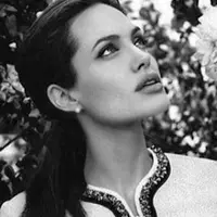 Bicara soal Angelina Jolie dan Brad Pitt memang tidak akan ada habisnya, terlebih soal kasus perceraian mereka. Sempat diberitakan sudah mantap ingin rujuk, namun ternyata kabar itu hanya sekedar hoax. (Instagram/angelinajolie)