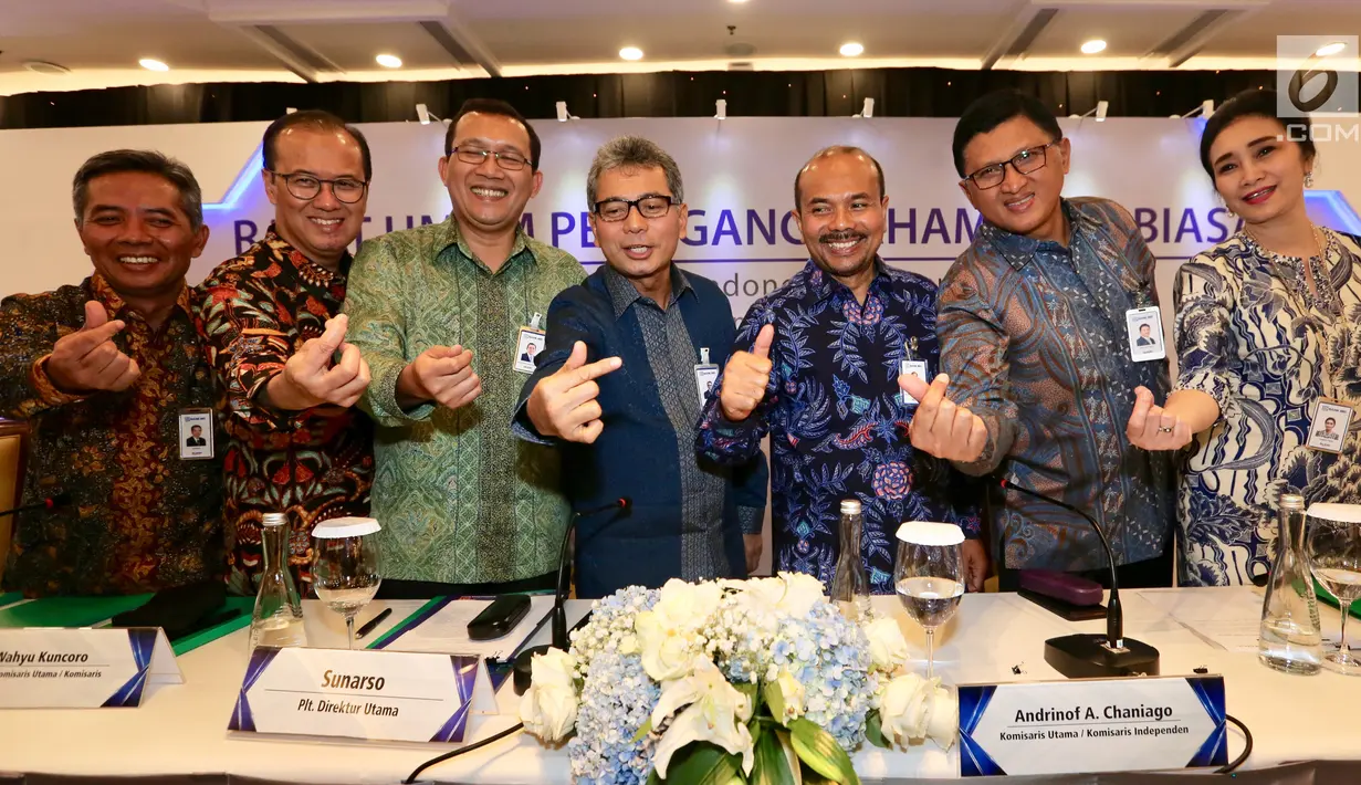 Direktur Utama Bank BRI Sunarso (tengah) foto bersama jajaran direksi usai Rapat Umum Pemegang Saham Luar Biasa (RUPSLB) di Jakarta, Senin (2/9/2019). Posisi Wakil Direktur Utama Bank BRI yang ditinggalkan Sunarso kini diisi oleh Catur Budi Harto. (Liputan6.com/Angga Yuniar)