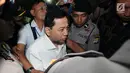 Terdakwa korupsi proyek E-KTP Setya Novanto dibawa petugas usai mengikuti sidang perdana di Pengadilan Tipikor, Jakarta, Rabu (13/12). Sidang mendengarkan pembacaan dakwaan oleh JPU KPK. (Liputan6.com/Helmi Fithriansyah)